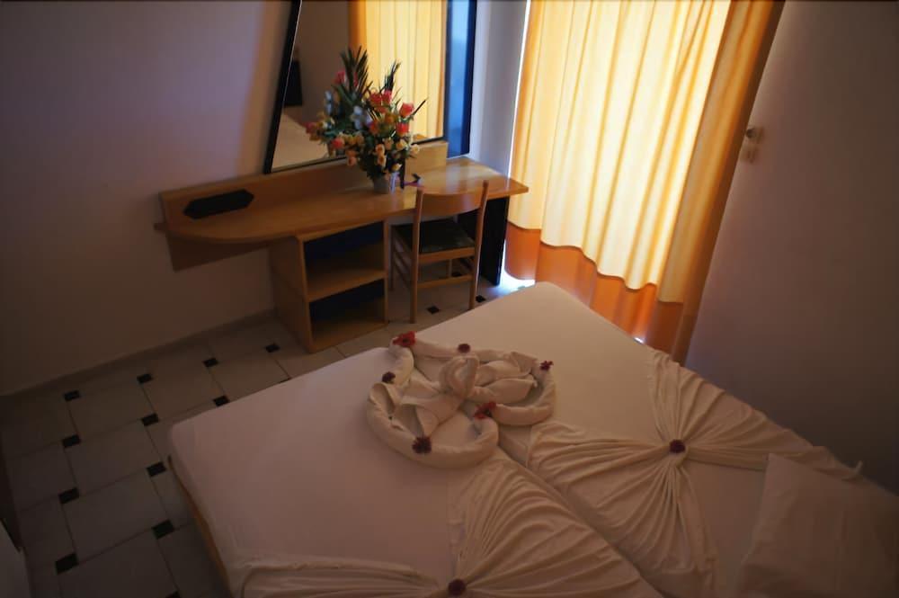 Fili Hotel Apartments ตีกากี ภายนอก รูปภาพ