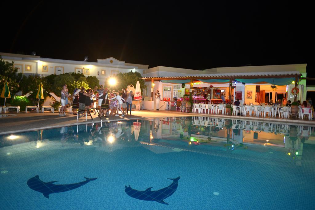 Fili Hotel Apartments ตีกากี ภายนอก รูปภาพ