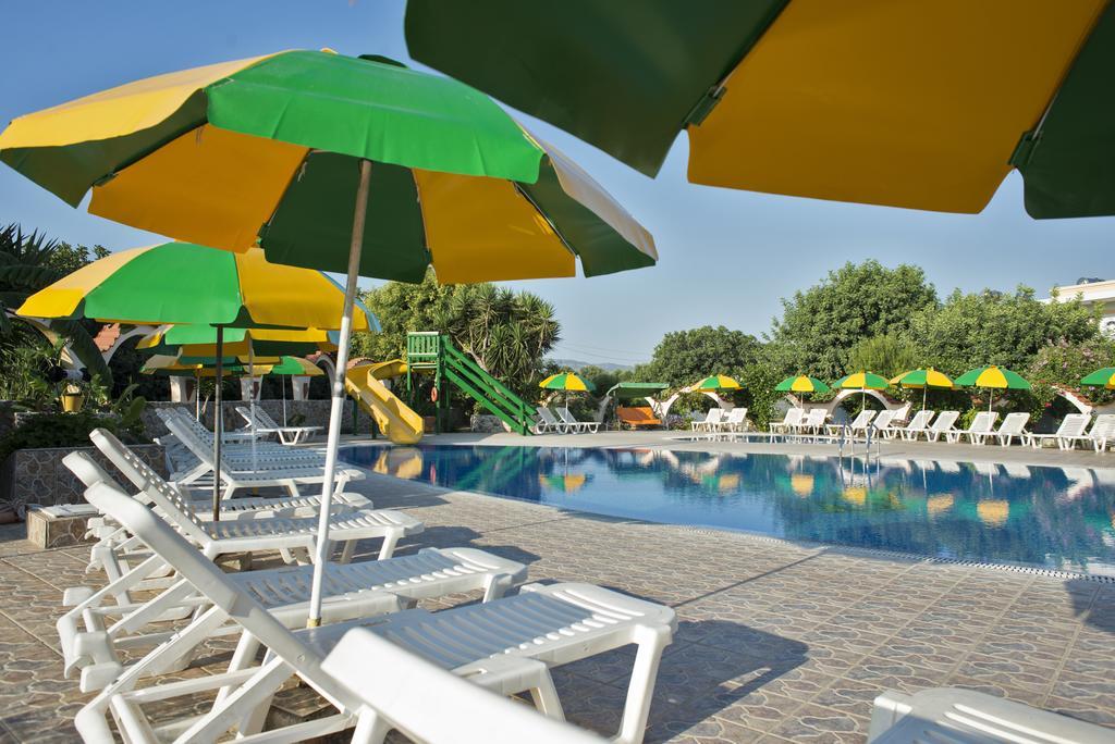 Fili Hotel Apartments ตีกากี ภายนอก รูปภาพ