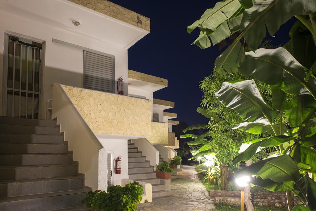 Fili Hotel Apartments ตีกากี ภายนอก รูปภาพ
