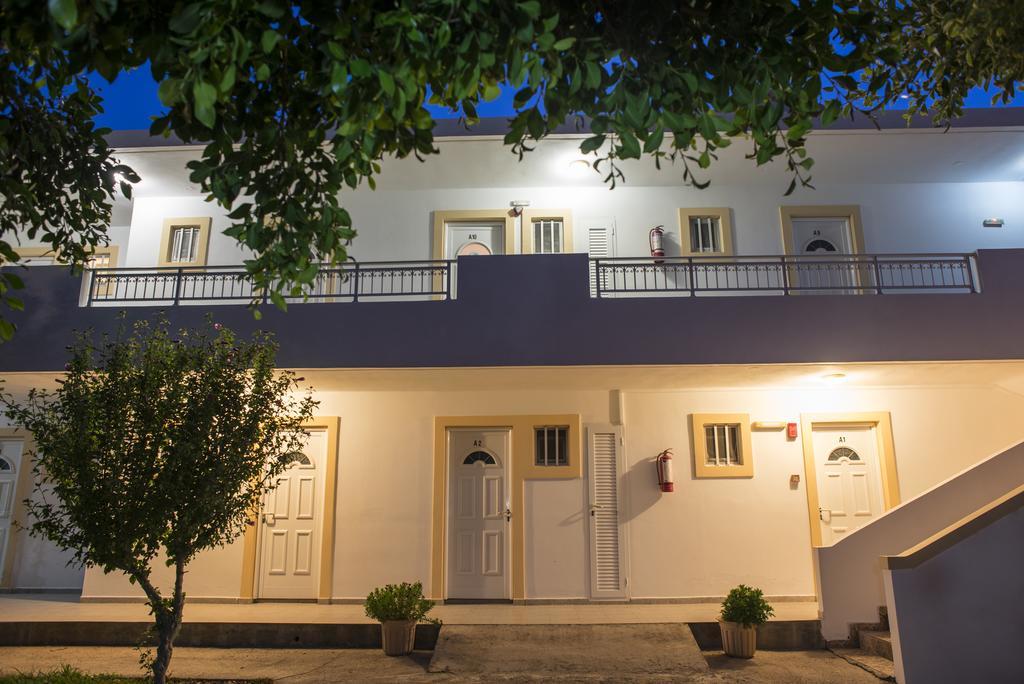 Fili Hotel Apartments ตีกากี ภายนอก รูปภาพ