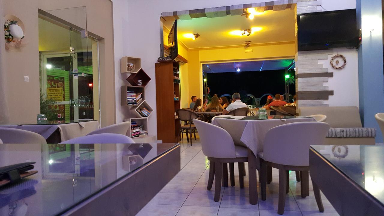 Fili Hotel Apartments ตีกากี ภายนอก รูปภาพ