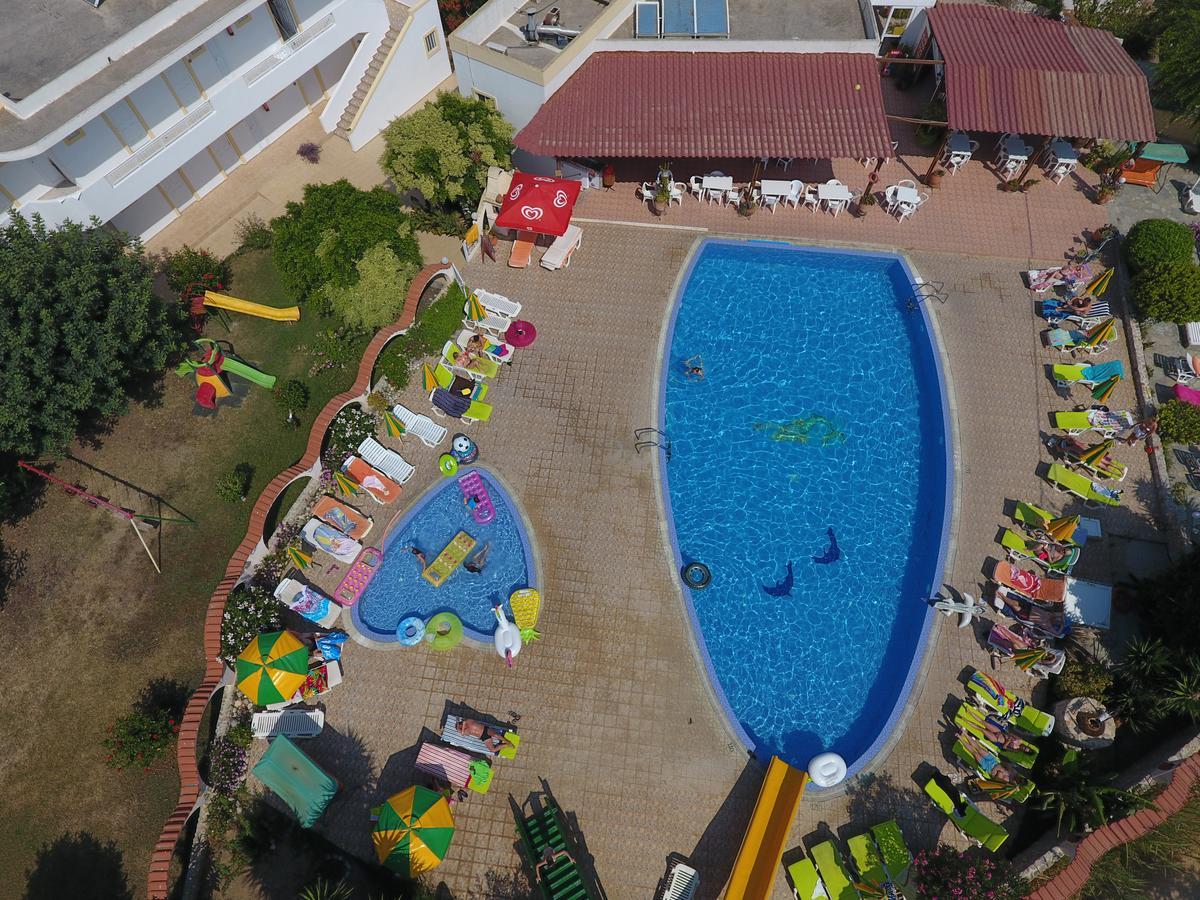 Fili Hotel Apartments ตีกากี ภายนอก รูปภาพ