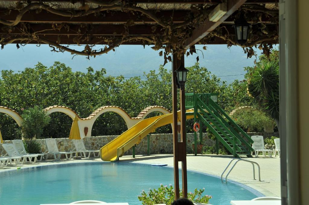 Fili Hotel Apartments ตีกากี ภายนอก รูปภาพ