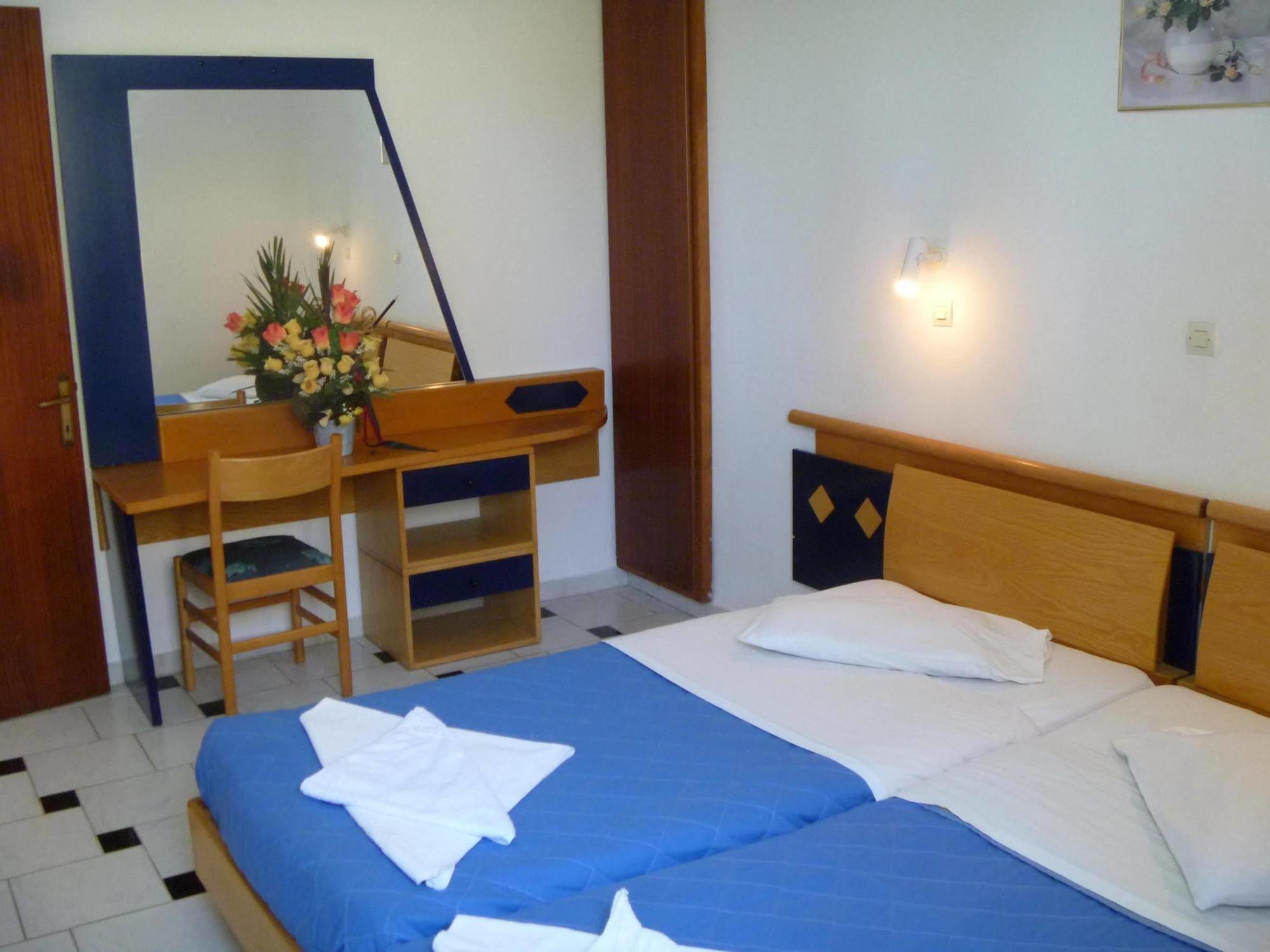 Fili Hotel Apartments ตีกากี ภายนอก รูปภาพ