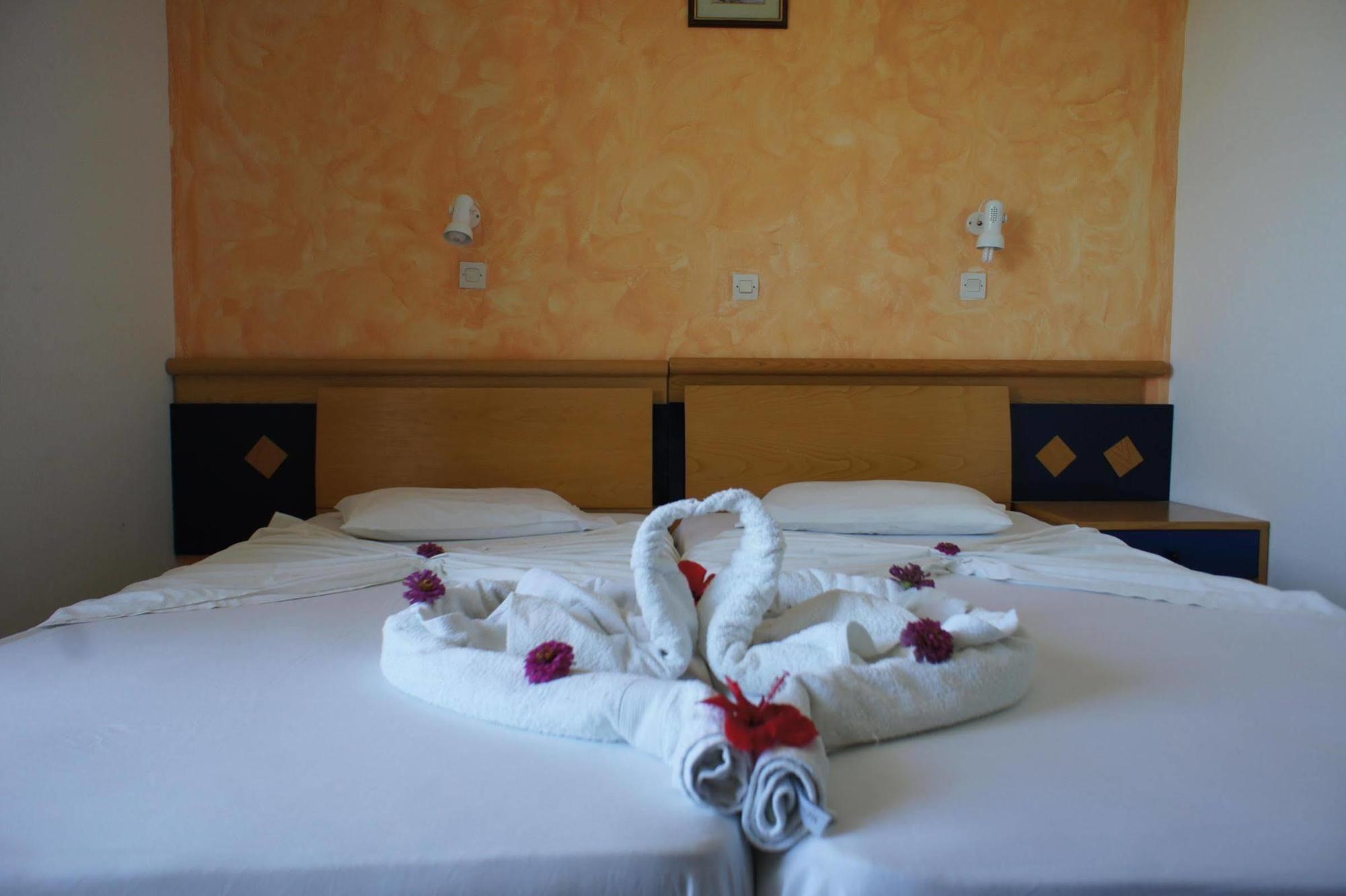 Fili Hotel Apartments ตีกากี ภายนอก รูปภาพ