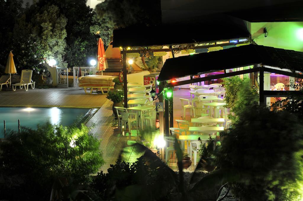 Fili Hotel Apartments ตีกากี ภายนอก รูปภาพ