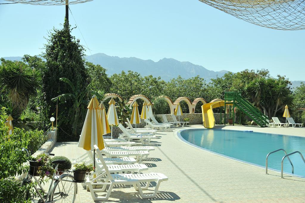 Fili Hotel Apartments ตีกากี ภายนอก รูปภาพ