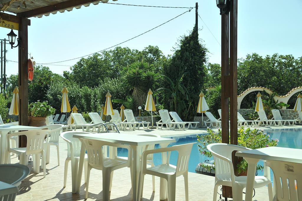 Fili Hotel Apartments ตีกากี ภายนอก รูปภาพ