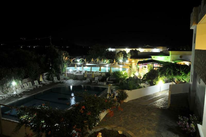 Fili Hotel Apartments ตีกากี ภายนอก รูปภาพ