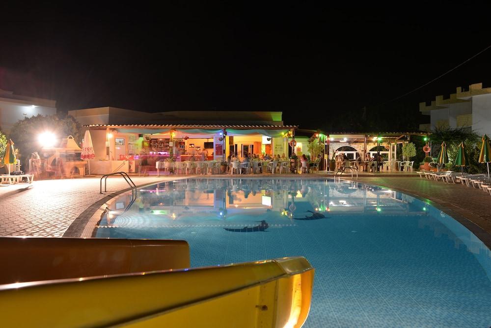 Fili Hotel Apartments ตีกากี ภายนอก รูปภาพ